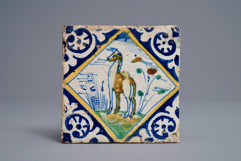 Een polychrome Delftse kwadraattegel met een dromedaris, ca. 1600